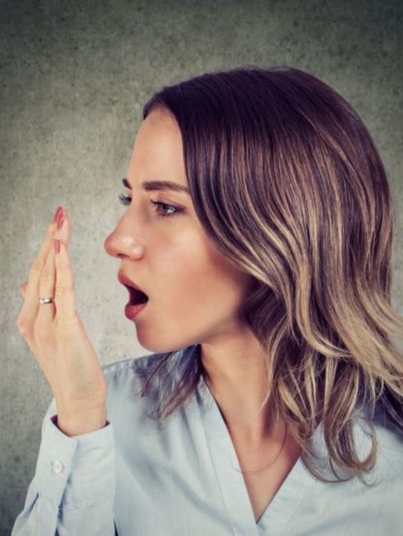 Como contar a uma pessoa que ela tem mau hálito? Veja 4 passos